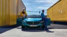 Eindrucksvolle Front des BMW in auffälligem Snapper Rocks Blue