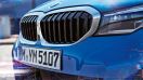 BMW 3er Limousine in dynamischesFrontdesign mit eleganten LED-Scheinwerfern und markanter Niere mit Doppelstäben